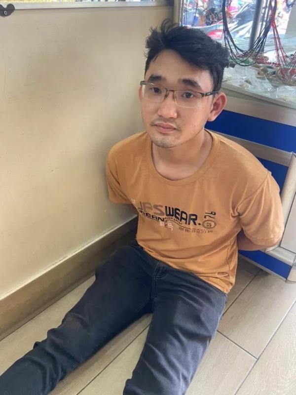 Ra lệnh tạm giam kẻ dùng búa cướp tiệm vàng ở Bình Thạnh, TP HCM