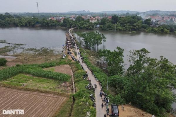 Hàng trăm người đứng kín bờ sông tìm cô gái Hà Nội mất tích hơn một tháng