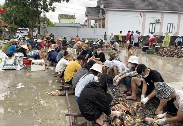 Trại gà 4.000 con chết sạch do mưa lũ, cả xóm rủ nhau làm thịt giúp gia chủ