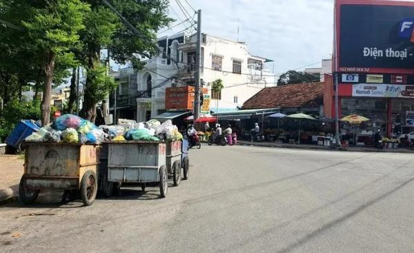 Ninh Thuận: Bãi tập kết rác bốc mùi hôi ngay dưới lòng đường thành phố
