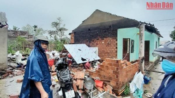 Lốc xoáy làm 17 nhà dân ở Quảng Ngãi bị hư hỏng