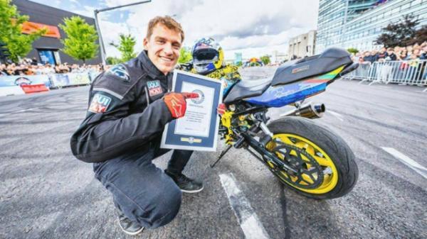 Kỷ lục Guinness đi xe máy bốc đầu buông hai tay