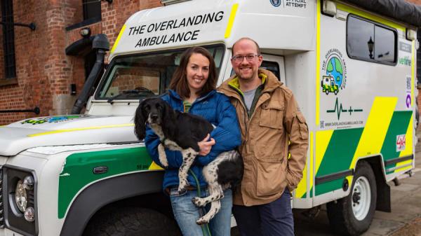 Cặp đôi lên mạng mua xe cứu thương đi du lịch khắp thế giới để lập kỷ lục Guinness