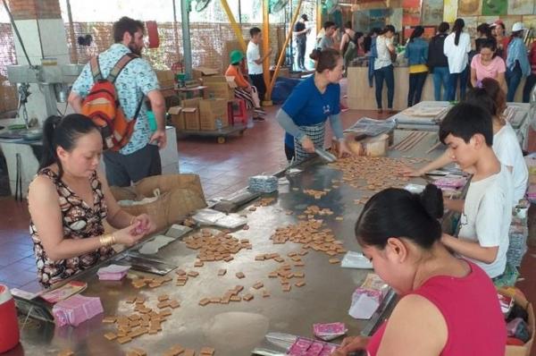 Ngành sản xuất kẹo dừa Bến Tre hối hả vào mùa Tết