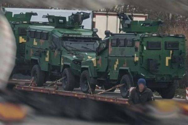 Rò rỉ hình ảnh quân đội Ukraine nhận lô khí tài “khủng”