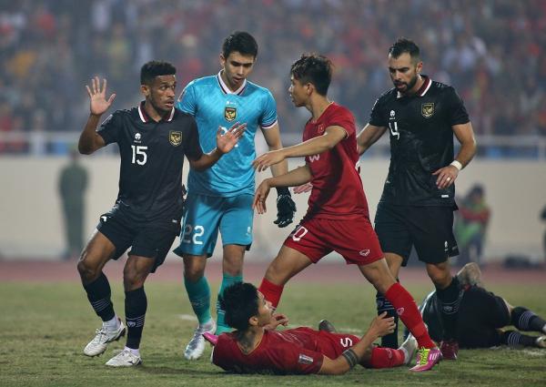 Cầu thủ Indonesia tiết lộ: HLV Shin Tae-yong chỉ đạo “câu” thẻ đỏ Văn Hậu