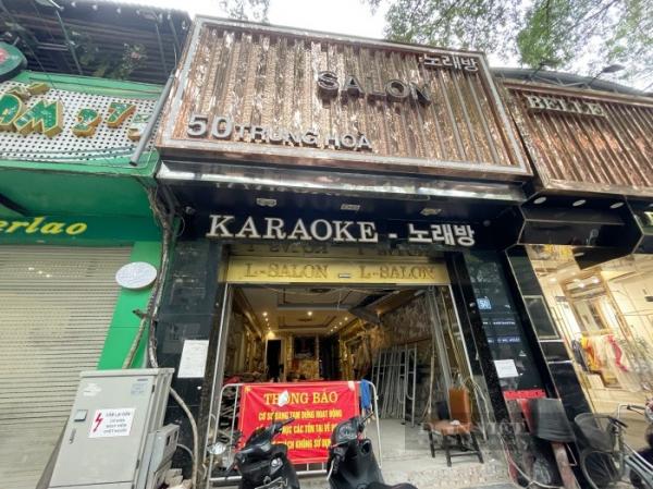 Quán karaoke ở Hà Nội gấp rút sửa chữa, “nín thở” chờ ngày được mở cửa trở lại