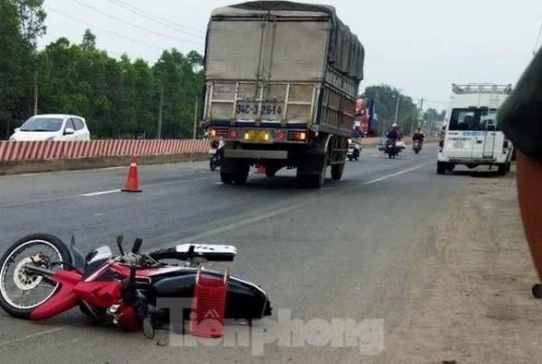 Xe tải lao vào xe máy làm hai vợ chồng t‌ử von‌g