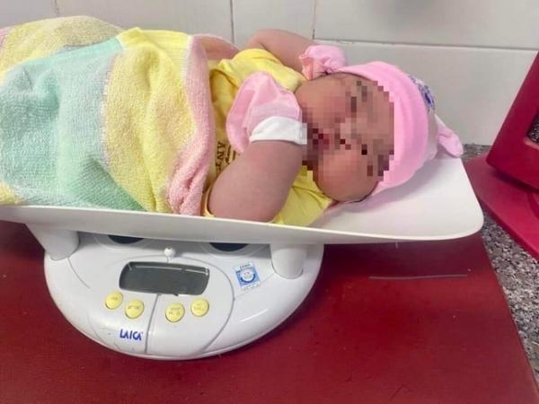 Hà Tĩnh: Bé gái sơ sinh chào đời khỏe mạnh với cân nặng 6kg