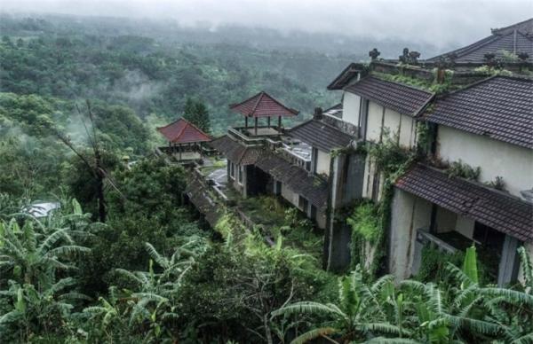 Bí ẩn khách sạn bỏ hoang trên đảo Bali, nơi không người dân nào dám đến gần