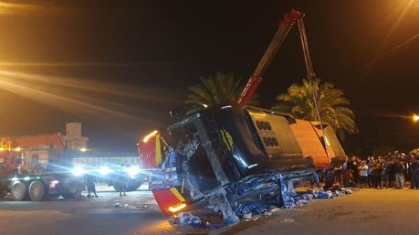 Xe tải va chạm xe khách, 13 người bị thương nhập viện trong đêm
