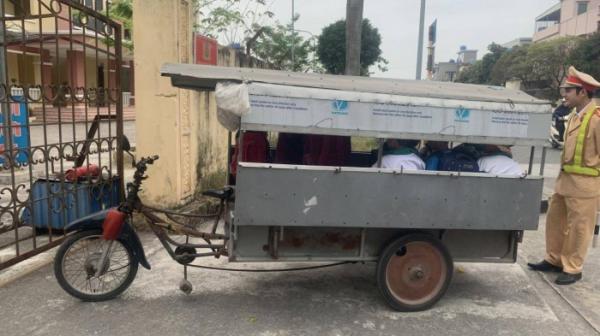 Giật mình xe tự chế “nhồi nhét” khi đưa đón học sinh ở Thái Bình