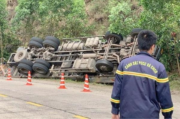 Xe tải chở dưa lật vào vách núi, 4 người chết, 5 người bị thương