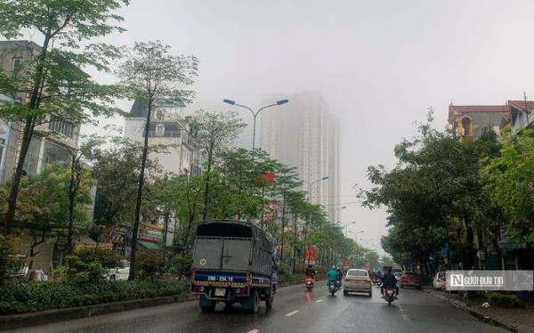 Thời tiết nồm ẩm, Hà Nội chìm trong sương mù