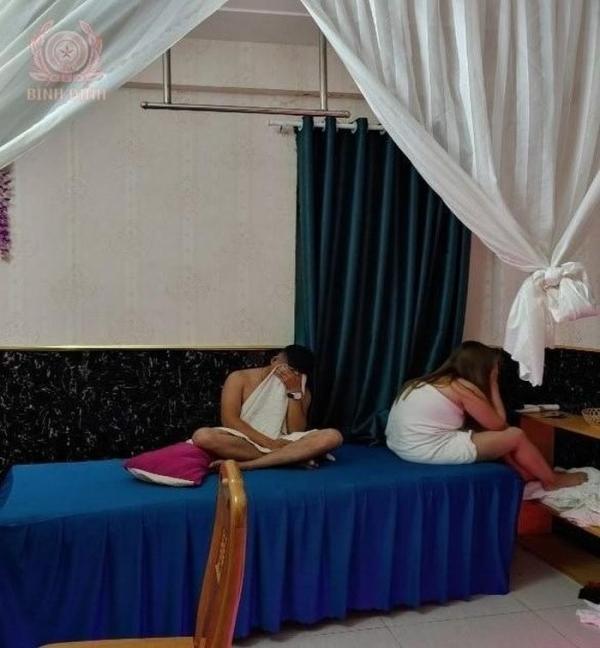 Bắt quả tang 4 đôi nam, nữ đang “mâ‌ּy mư‌ּa” trong cơ sở massage Quốc Tế