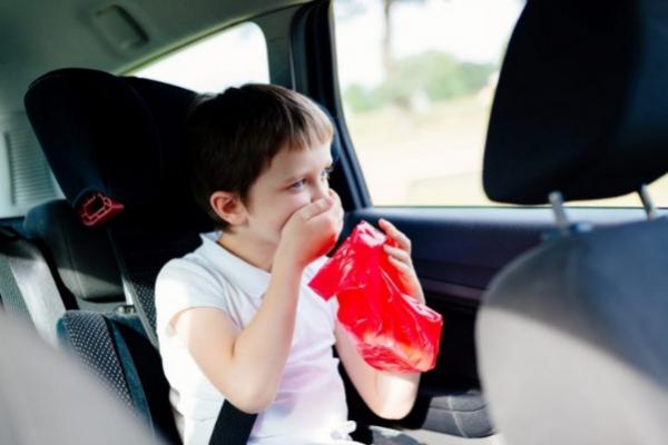 Có nên cho trẻ dùng thuốc chống say tàu xe khi đi du lịch?