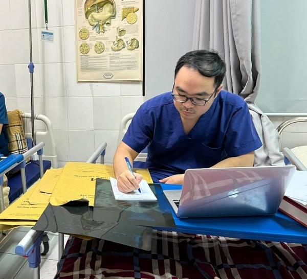 Bác sĩ Hà Nội có nhà riêng, xe xịn, “ủ mưu” chinh phục vợ đẹp nhờ chiêu “giả vờ đau bụng”, yêu 3 tháng làm đám cưới