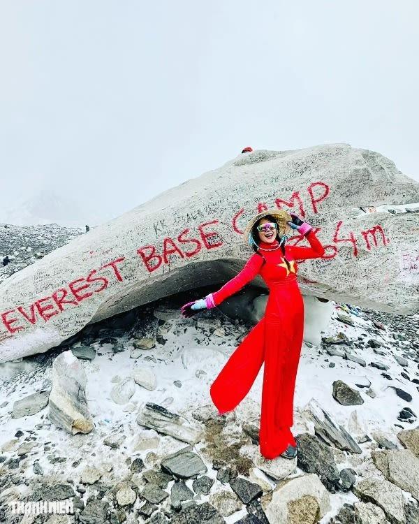 Cô gái Việt mặc áo dài chinh phục ngọn núi cao nhất thế giới Everest