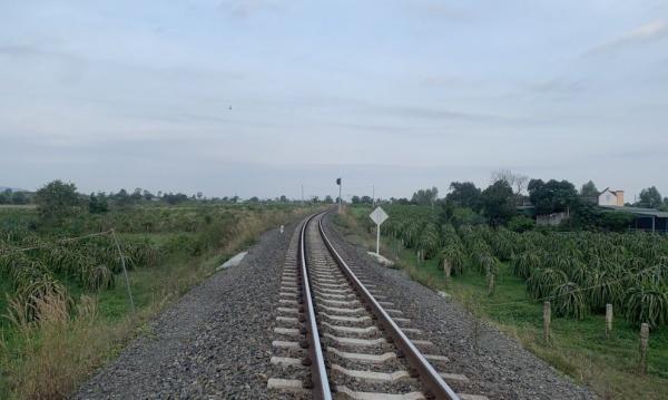 Bình Thuận: Điều tra nguyên nhân một người phụ nữ t‌ử von‌g bên đường sắt