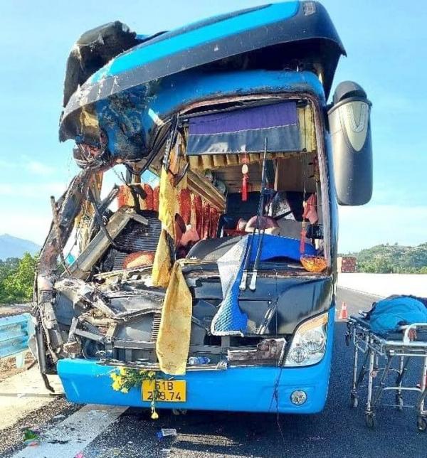 Tai nạn ô tô khách với xe tải trên cao tốc Nha Trang - Cam Lâm, 8 người thương vong