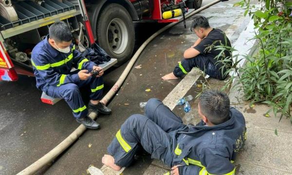 Cảnh sát cứu hỏa ngậm ngùi vì không kịp cứu 3 người trẻ trong căn nhà cháy ở Hà Nội