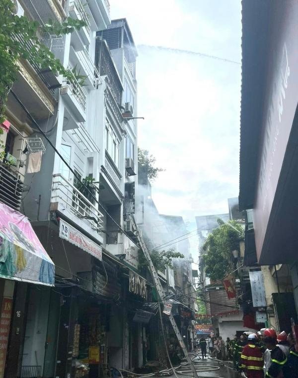 Cháy nhà 4 tầng ở Hà Nội, 3 người mắc kẹt