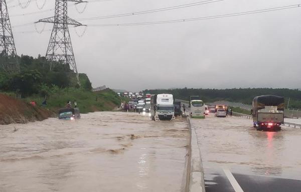Cao tốc Dầu Giây – Phan Thiết ngập khoảng 0,7m, xe phải lưu thông qua quốc lộ