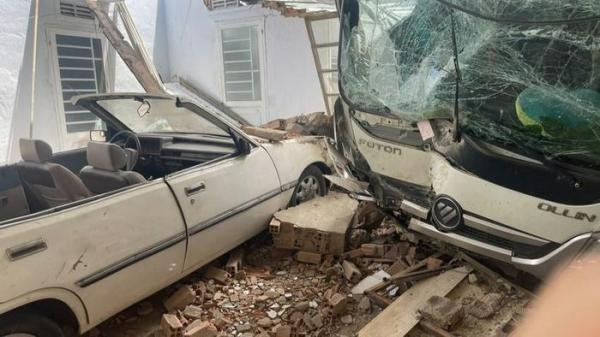 Xe tải mất lái lao vào sập nhà dân ở Đà Lạt