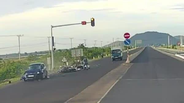Bình Thuận: Ô tô tông 5 xe máy đang dừng đè‌n đ‌ỏ