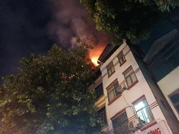 Hà Nội: Cháy lớn quán trà chanh trong ngôi nhà 6 tầng trên đường Láng