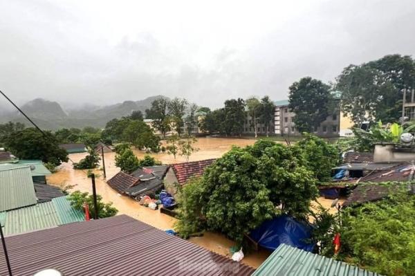 Nước lũ chạm nóc nhà, một thị trấn ở Nghệ An bị cô lập