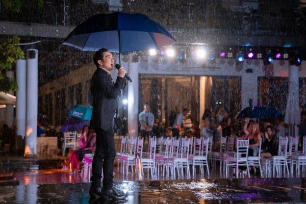 Quang Hà hát trong mưa với 500 khán giả tại Nha Trang