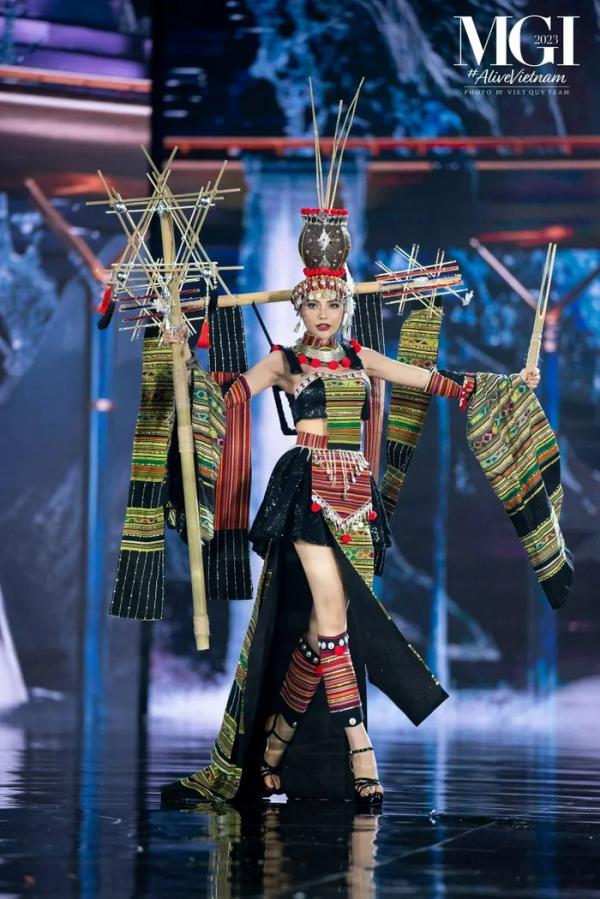 Trang phục dân tộc 30 kg, hoành tráng của 70 thí sinh Hoa hậu Hòa bình