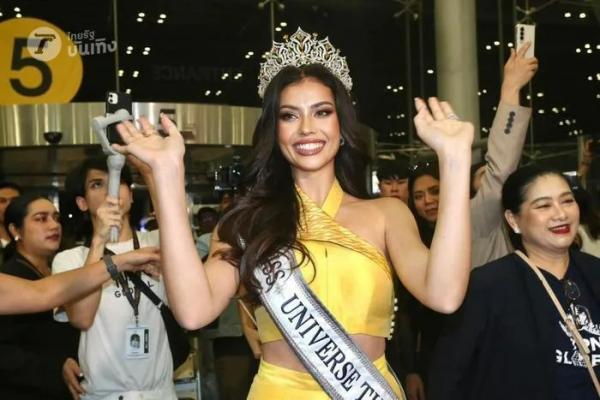 Đại diện Thái Lan lên đường thi Miss Universe, sân bay “vỡ trận” bởi người hâm mộ