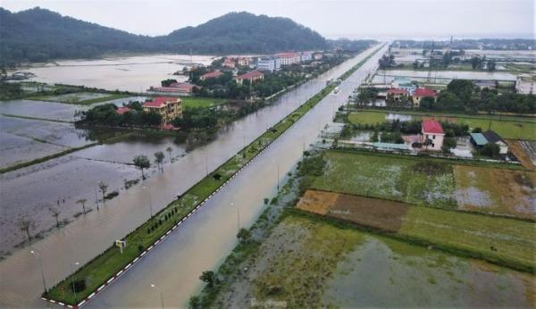 Hà Tĩnh: Mưa lớn gây sạt lở núi Nầm, đường biến thành sông