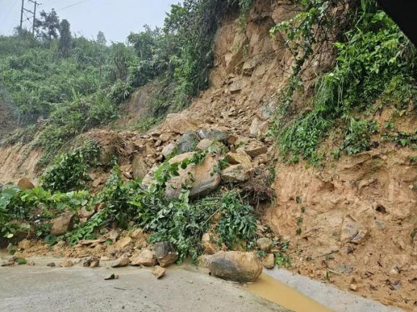 Mưa lớn gây ngập nặng, sạt lở đất ở Quảng Nam, Quảng Ngãi