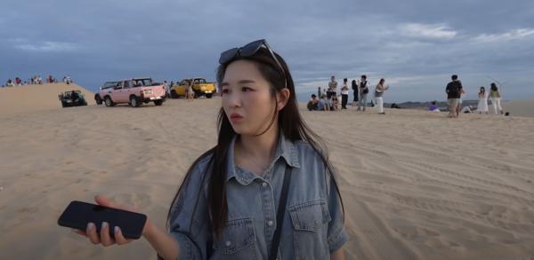 YouTuber triệu view Hàn Quốc mê tour sa mạc Mũi Né, say sưa thưởng thức bánh xèo