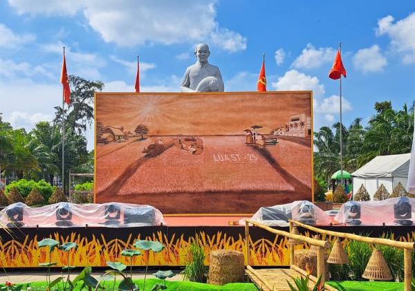 Chiêm ngưỡng bức tranh gạo ST lớn nhất Việt Nam