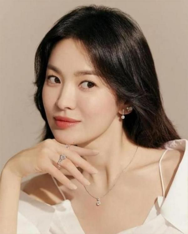 Song Hye Kyo khoe quà “khủng” từ người thương, tâm lý thế này bảo sao nữ thần không mê