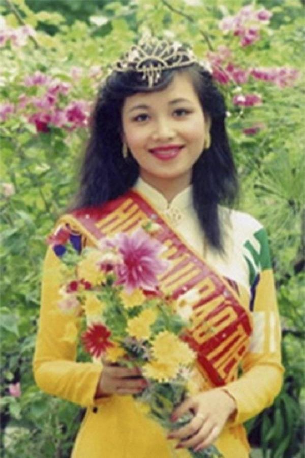 Hoa hậu duy nhất đạt kỷ lục Việt Nam: Xuất thân “trâm anh thế phiệt”, 54 tuổi vẫn đẹp không tì vết