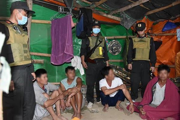 150 cảnh sát băng rừng phá vụ khai thác khoáng sản trái phép ở Bình Thuận