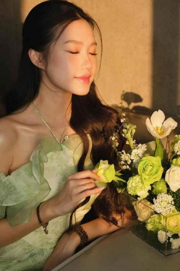 Vợ Đoàn Văn Hậu lộ xương quai xanh quyến rũ khi tạo dáng bên hoa
