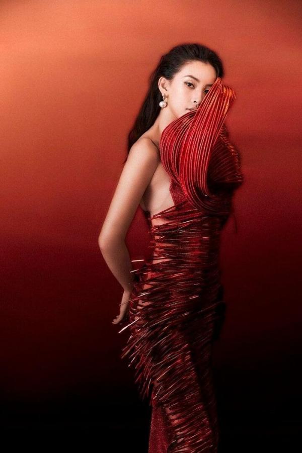 Hoa hậu Tiểu Vy khoe nét ma mị, bí ẩn với trang phục của NTK Lê Ngọc Lâm
