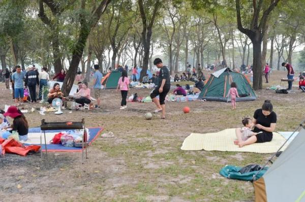 Người Hà Nội ra phố vui chơi, mở tiệc BBQ trong công viên chào năm mới 2024