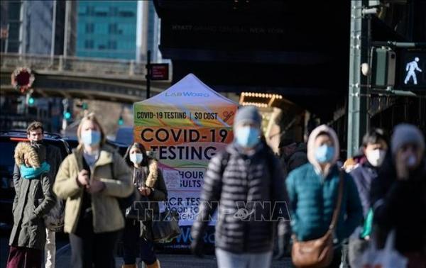 Mỹ: Nhiều bệnh viện yêu cầu đeo khẩu trang do số ca mắc cúm, COVID-19 tăng cao