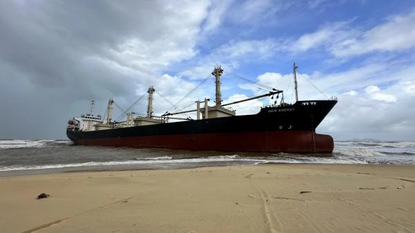 Hút cát tạo rãnh cứu tàu hàng nặng gần 15.000 tấn mắc cạn ở biển Dung Quất