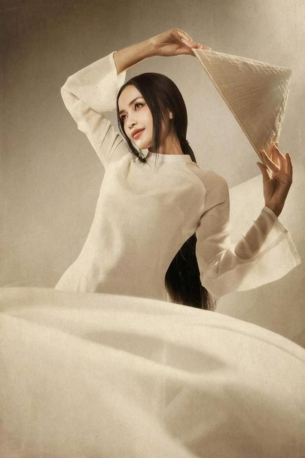 Hoa hậu Ngọc Châu mang hình ảnh áo dài lên sóng quốc tế