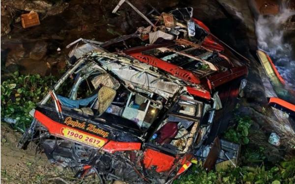 Ai chịu trách nhiệm vụ xe khách lao xuống vực tại đường La Sơn - Hòa Liên khiến 2 người chết?