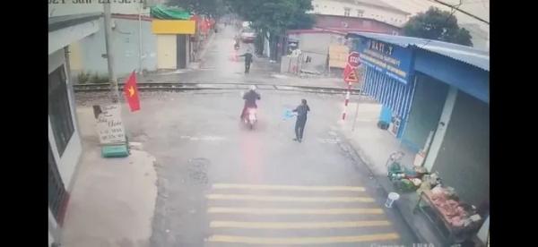 Người phụ nữ đi xe máy va chạm với tàu hỏa