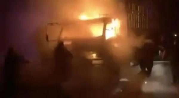 Xe tải bốc cháy trên quốc lộ, hàng chục người lao ra dập lửa
